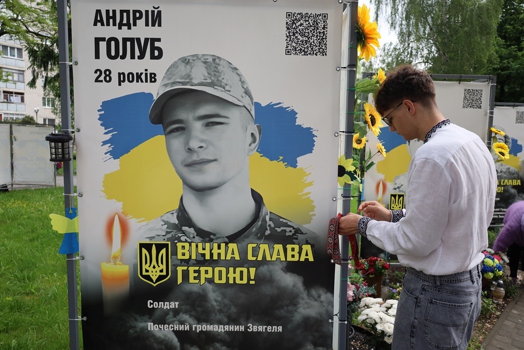 У Сквері пам'яті в День вишиванки вшанували полеглих Героїв Звягельської громади