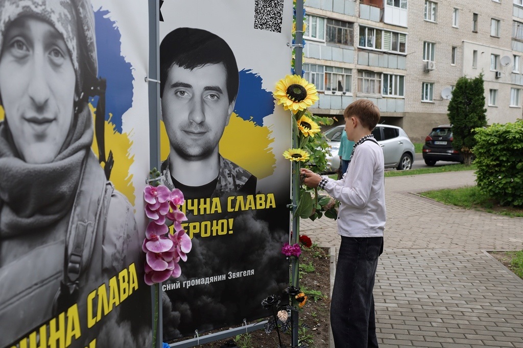 У Сквері пам'яті в День вишиванки вшанували полеглих Героїв Звягельської громади