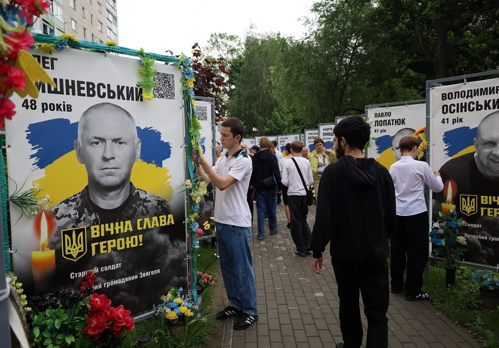 У Сквері пам'яті в День вишиванки вшанували полеглих Героїв Звягельської громади