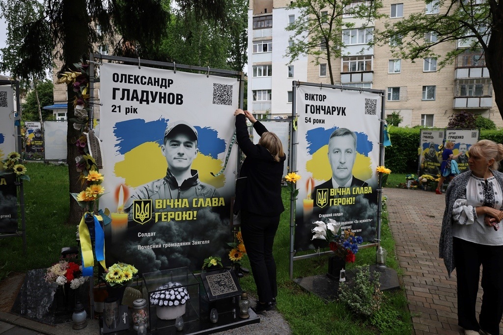 У Сквері пам'яті в День вишиванки вшанували полеглих Героїв Звягельської громади