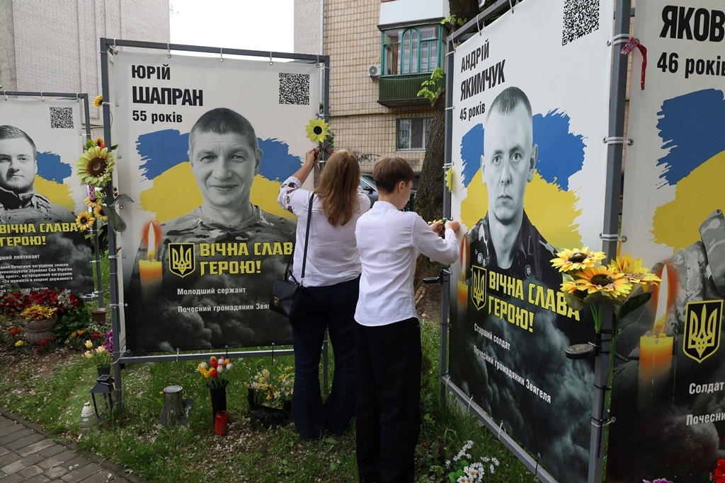 У Сквері пам'яті в День вишиванки вшанували полеглих Героїв Звягельської громади