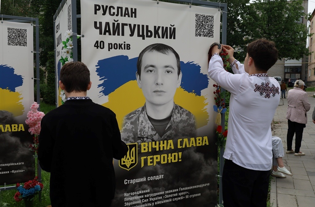У Сквері пам'яті в День вишиванки вшанували полеглих Героїв Звягельської громади