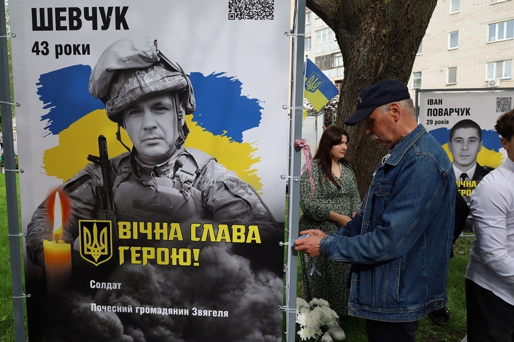 У Сквері пам'яті в День вишиванки вшанували полеглих Героїв Звягельської громади
