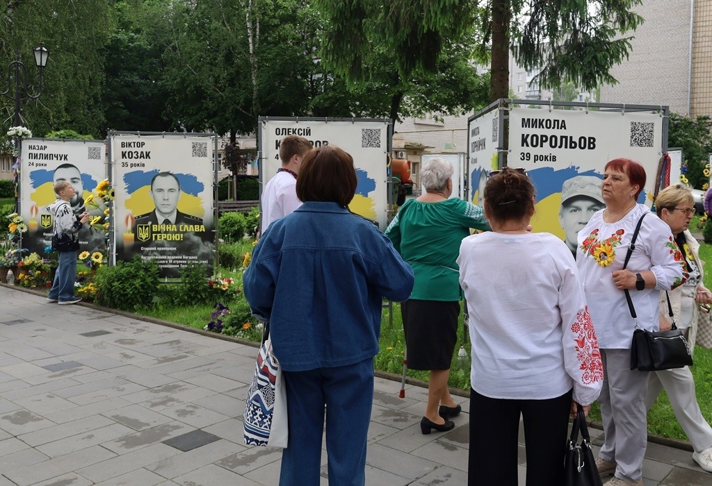 У Сквері пам'яті в День вишиванки вшанували полеглих Героїв Звягельської громади