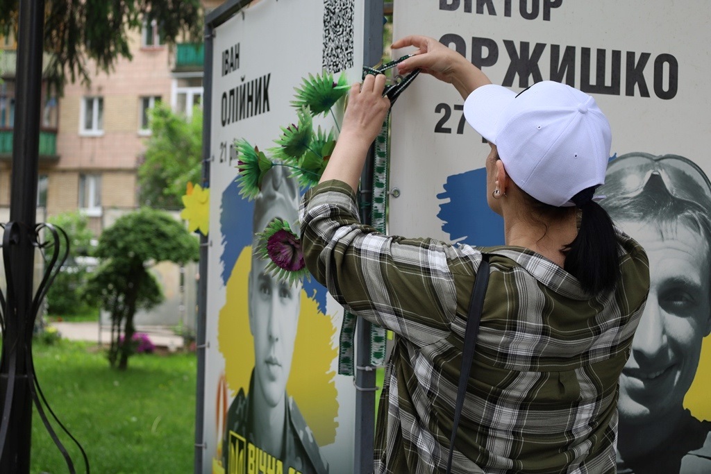 У Сквері пам'яті в День вишиванки вшанували полеглих Героїв Звягельської громади