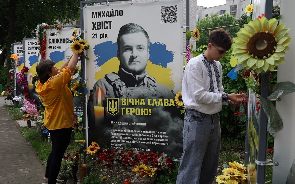 У Сквері пам'яті в День вишиванки вшанували полеглих Героїв Звягельської громади