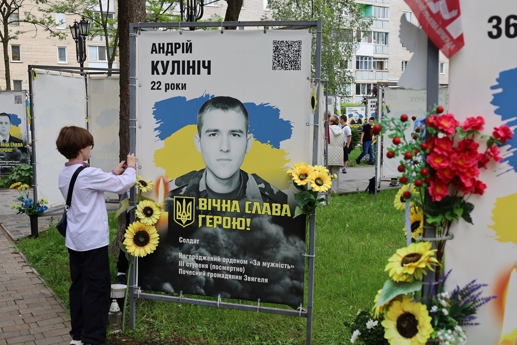 У Сквері пам'яті в День вишиванки вшанували полеглих Героїв Звягельської громади