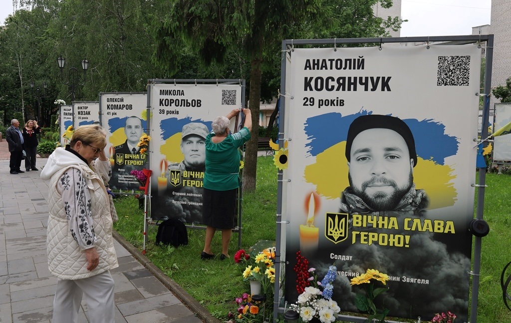 У Сквері пам'яті в День вишиванки вшанували полеглих Героїв Звягельської громади