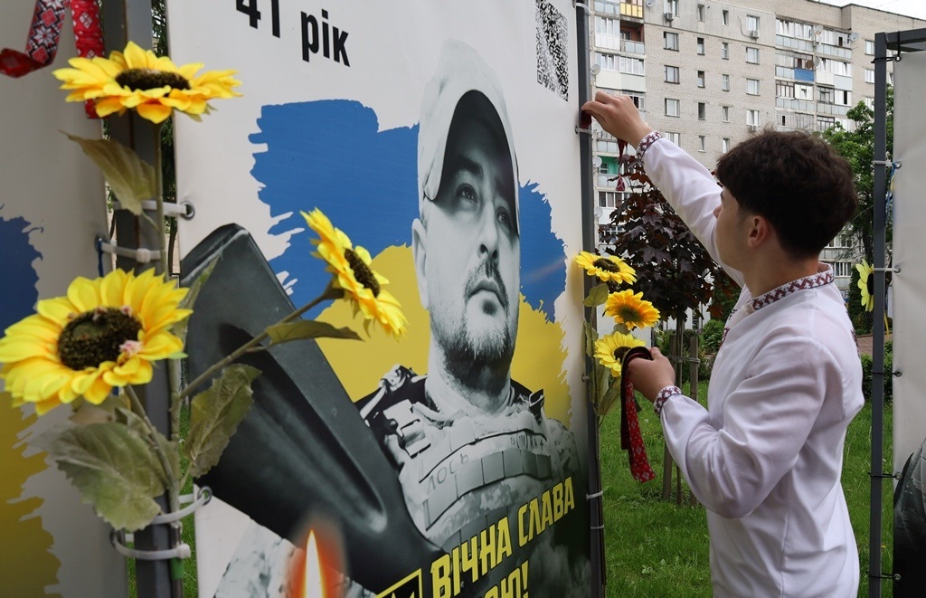 У Сквері пам'яті в День вишиванки вшанували полеглих Героїв Звягельської громади