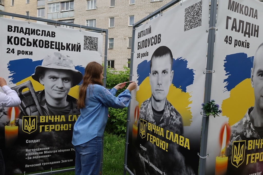 У Сквері пам'яті в День вишиванки вшанували полеглих Героїв Звягельської громади