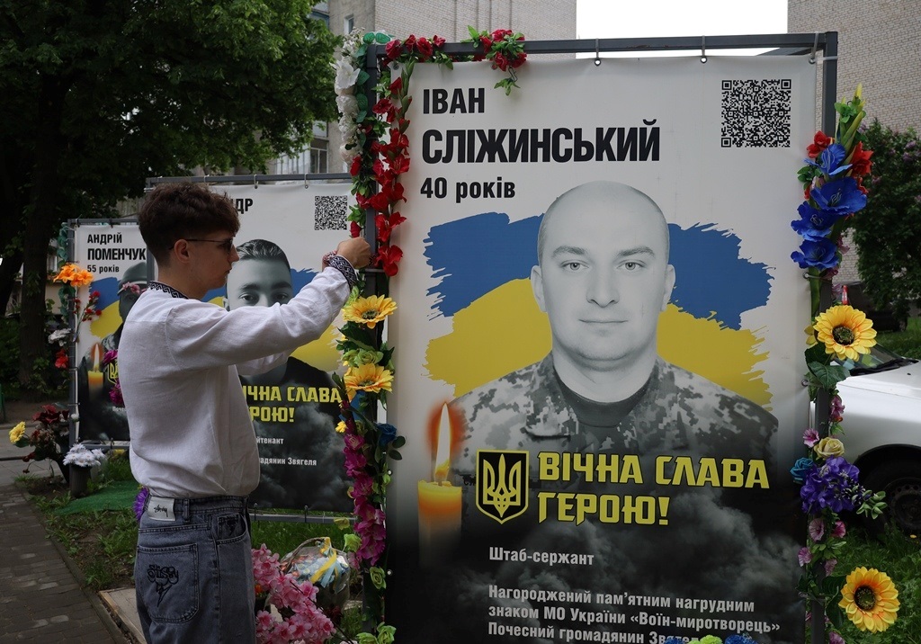 У Сквері пам'яті в День вишиванки вшанували полеглих Героїв Звягельської громади