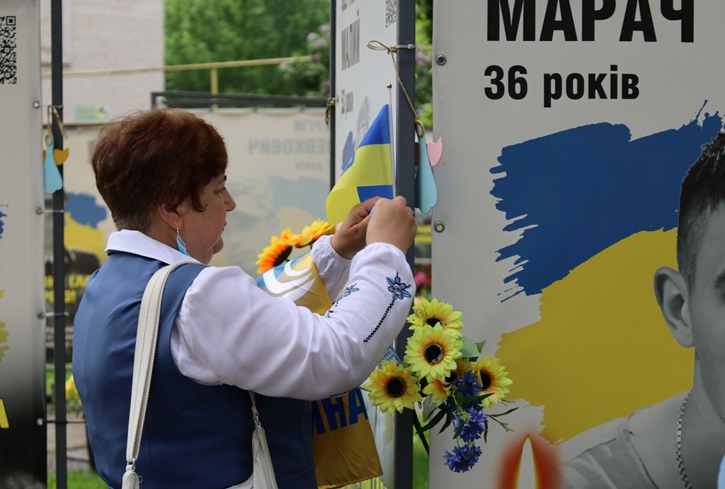У Сквері пам'яті в День вишиванки вшанували полеглих Героїв Звягельської громади