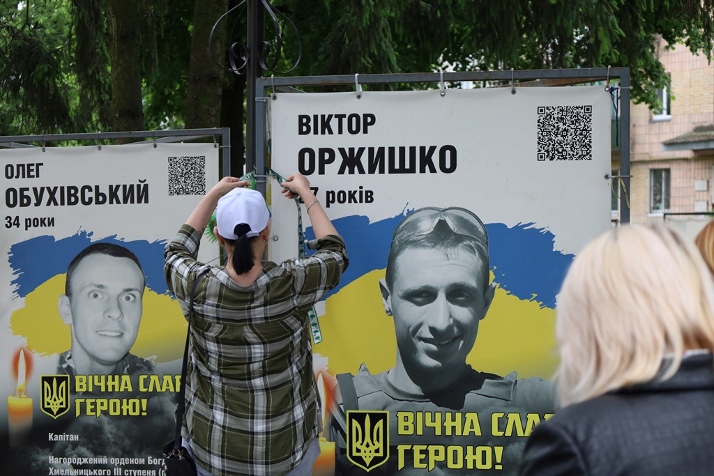 У Сквері пам'яті в День вишиванки вшанували полеглих Героїв Звягельської громади