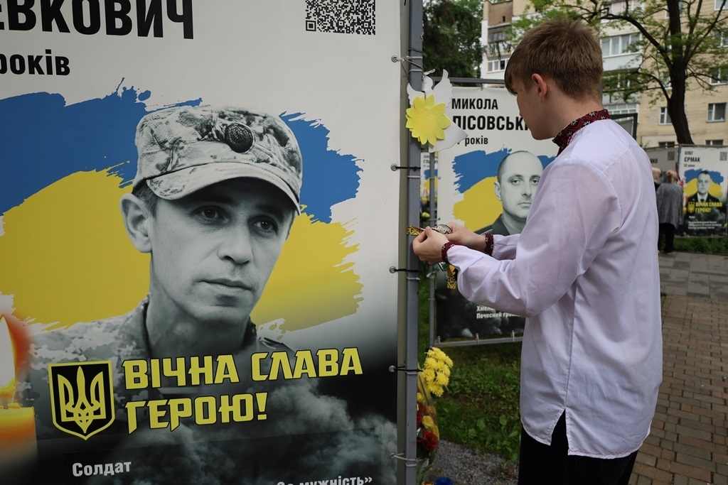 У Сквері пам'яті в День вишиванки вшанували полеглих Героїв Звягельської громади