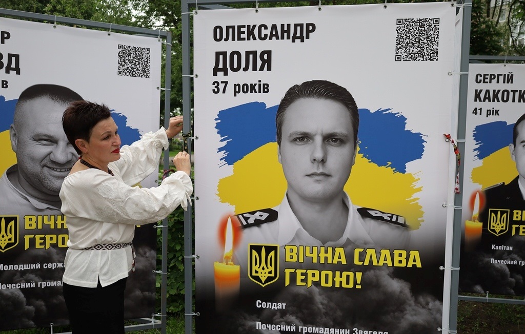 У Сквері пам'яті в День вишиванки вшанували полеглих Героїв Звягельської громади