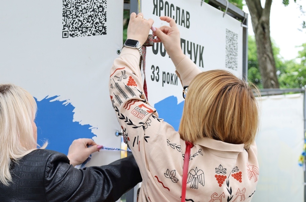 У Сквері пам'яті в День вишиванки вшанували полеглих Героїв Звягельської громади