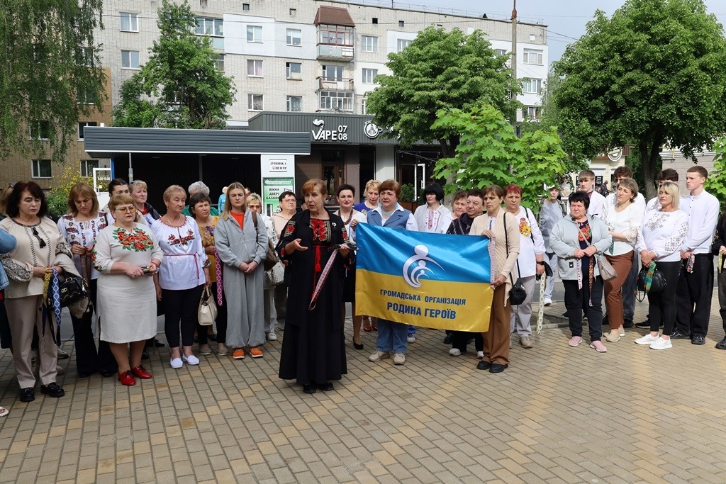 У Сквері пам'яті в День вишиванки вшанували полеглих Героїв Звягельської громади