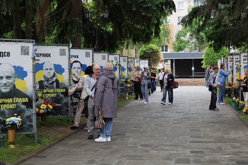 У Сквері пам'яті в День вишиванки вшанували полеглих Героїв Звягельської громади