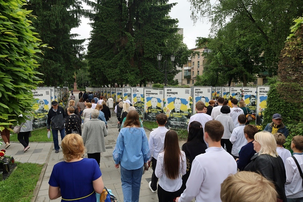 У Сквері пам'яті в День вишиванки вшанували полеглих Героїв Звягельської громади