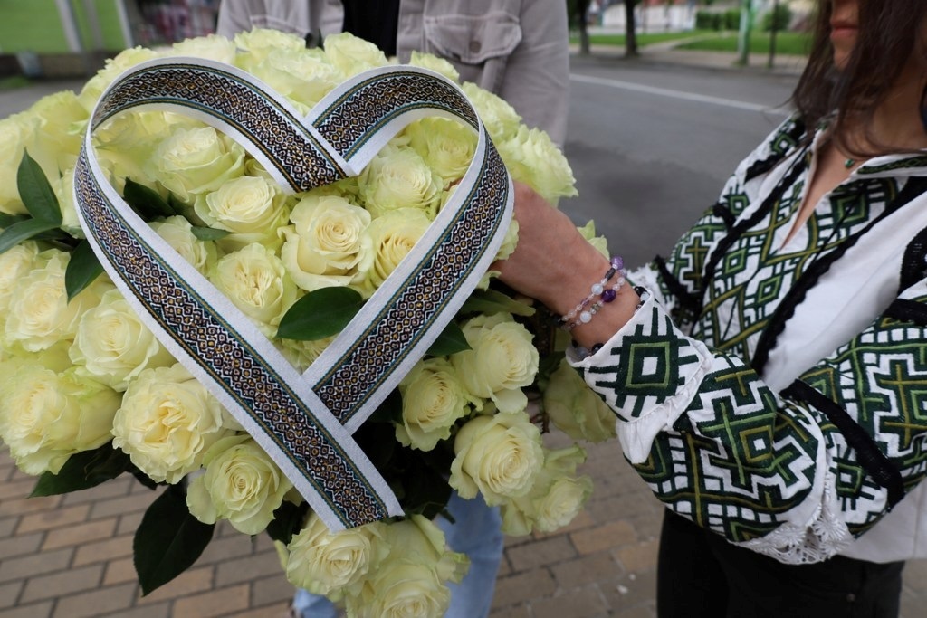 У Сквері пам'яті в День вишиванки вшанували полеглих Героїв Звягельської громади