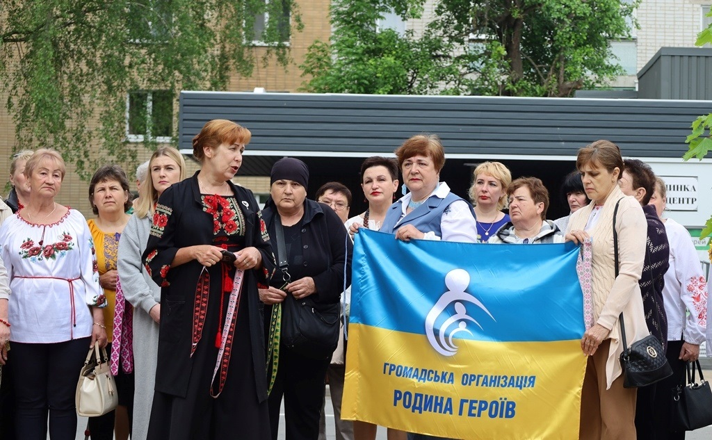 У Сквері пам'яті в День вишиванки вшанували полеглих Героїв Звягельської громади