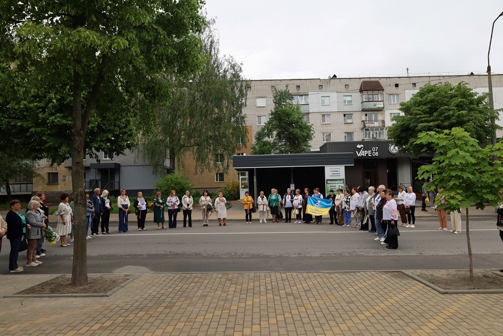У Сквері пам'яті в День вишиванки вшанували полеглих Героїв Звягельської громади