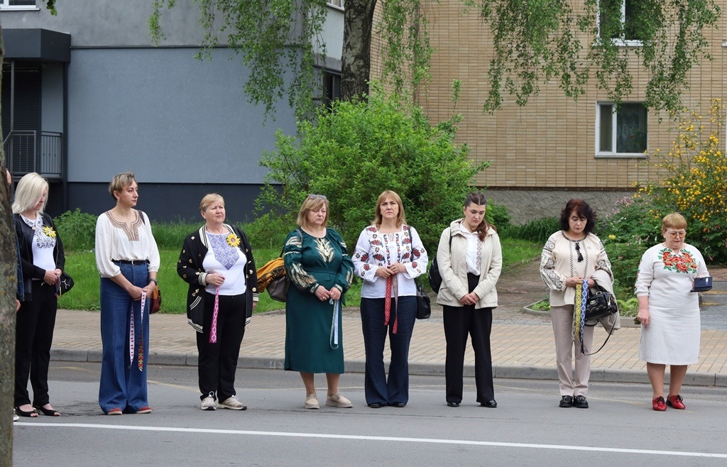У Сквері пам'яті в День вишиванки вшанували полеглих Героїв Звягельської громади