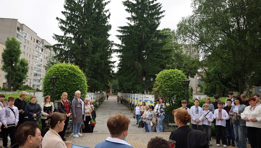 У Сквері пам'яті в День вишиванки вшанували полеглих Героїв Звягельської громади