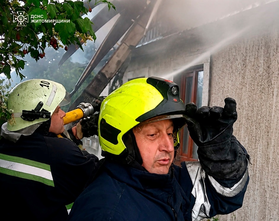 У Звягелі пожежа знищила покрівлю житлового будинку
