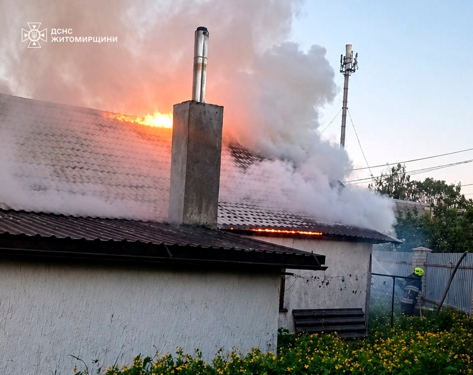 У Звягелі пожежа знищила покрівлю житлового будинку