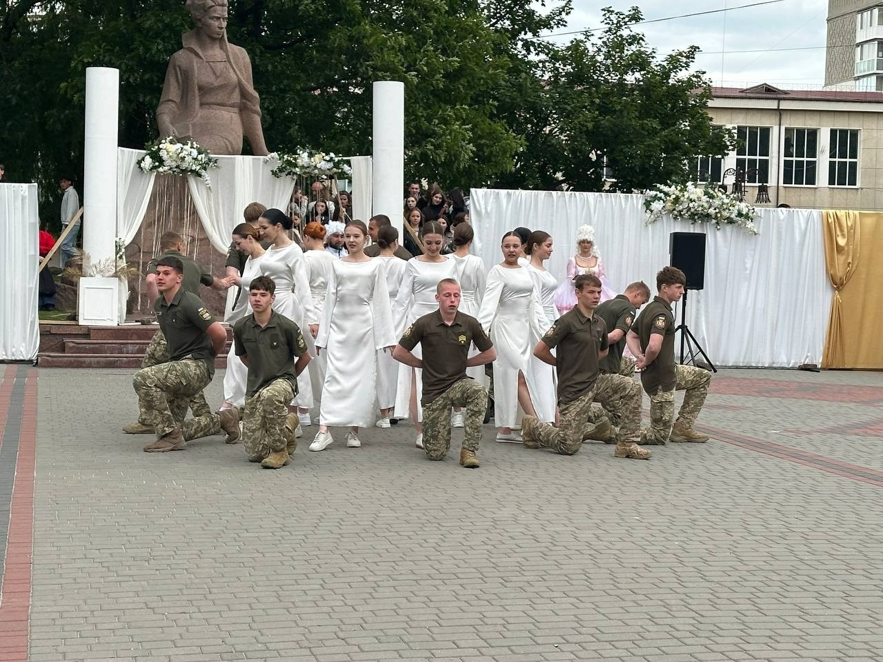 Бал випускників на площі Звягеля