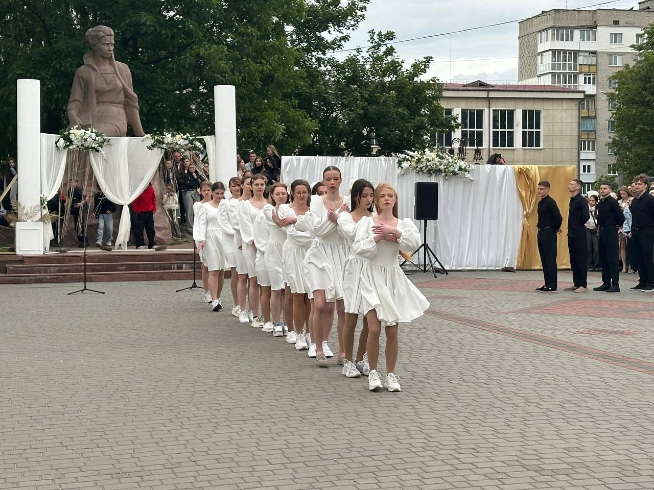 Бал випускників на площі Звягеля