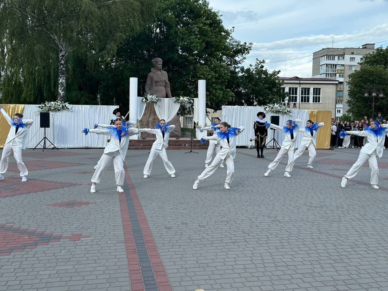Бал випускників на площі Звягеля