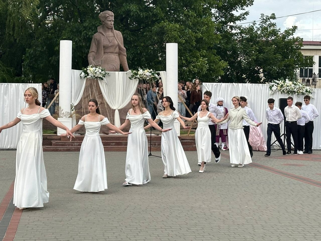 Бал випускників на площі Звягеля