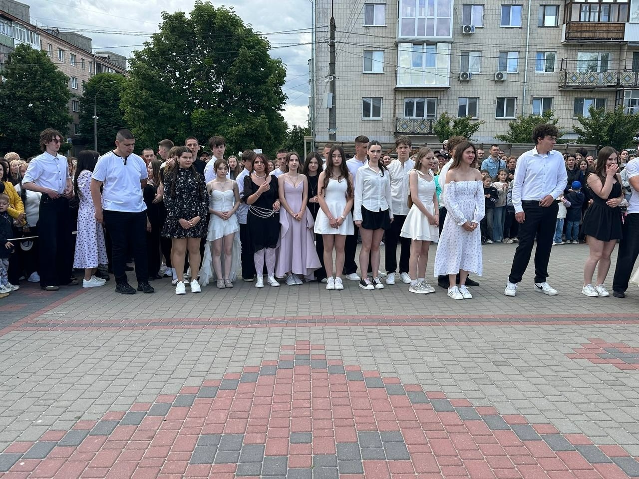 Бал випускників на площі Звягеля