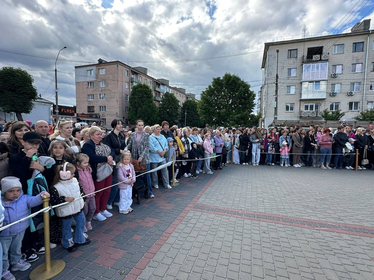 Бал випускників на площі Звягеля