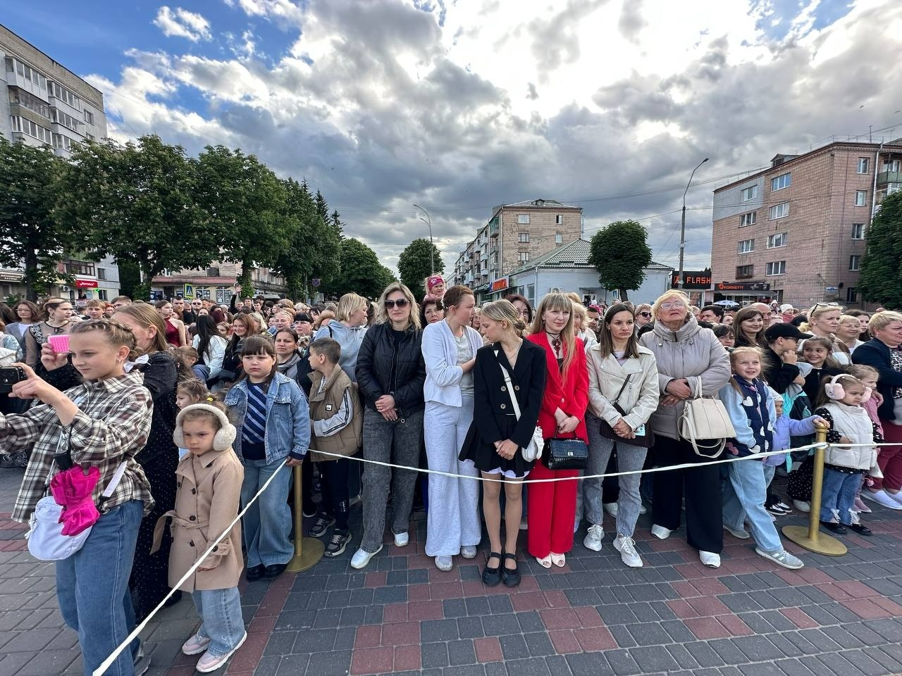 Бал випускників на площі Звягеля