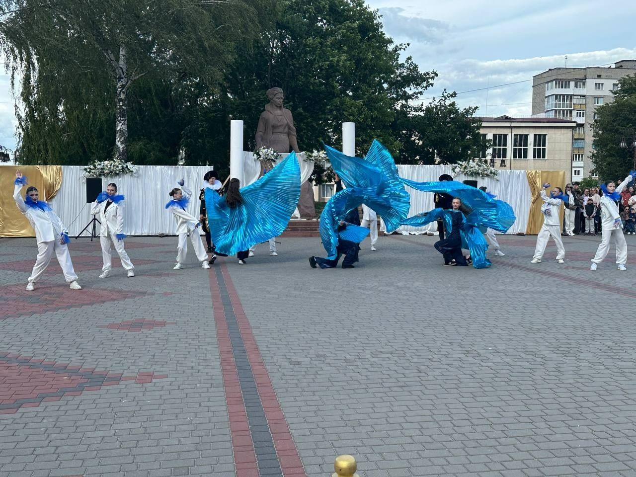 Бал випускників на площі Звягеля