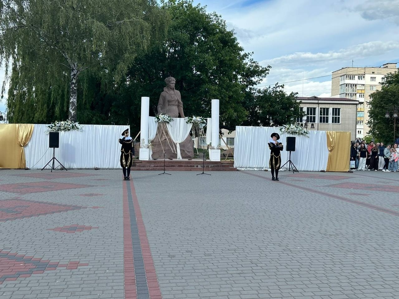 Бал випускників на площі Звягеля