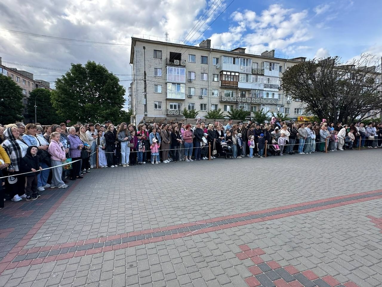 Бал випускників на площі Звягеля