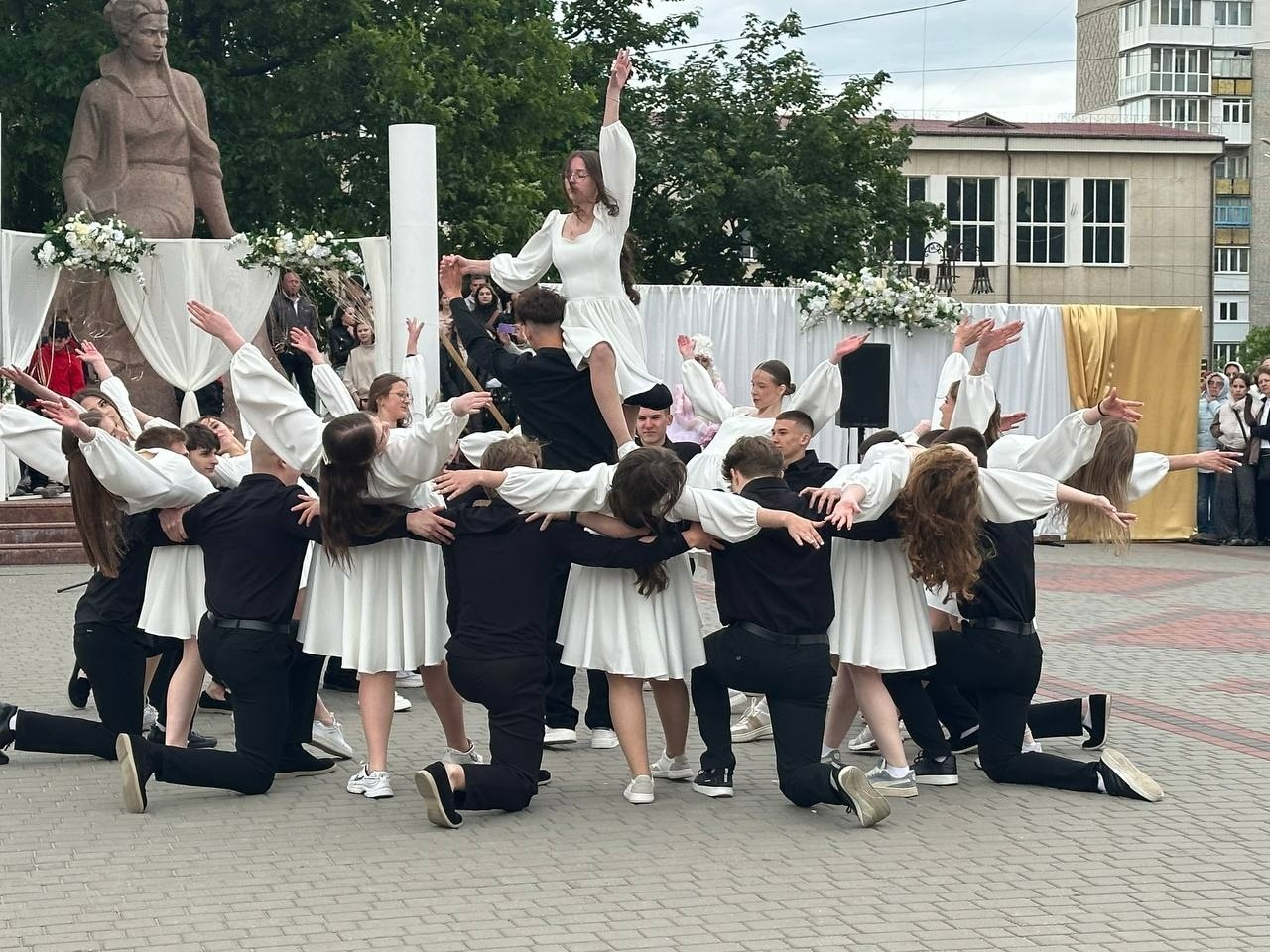 Бал випускників на площі Звягеля