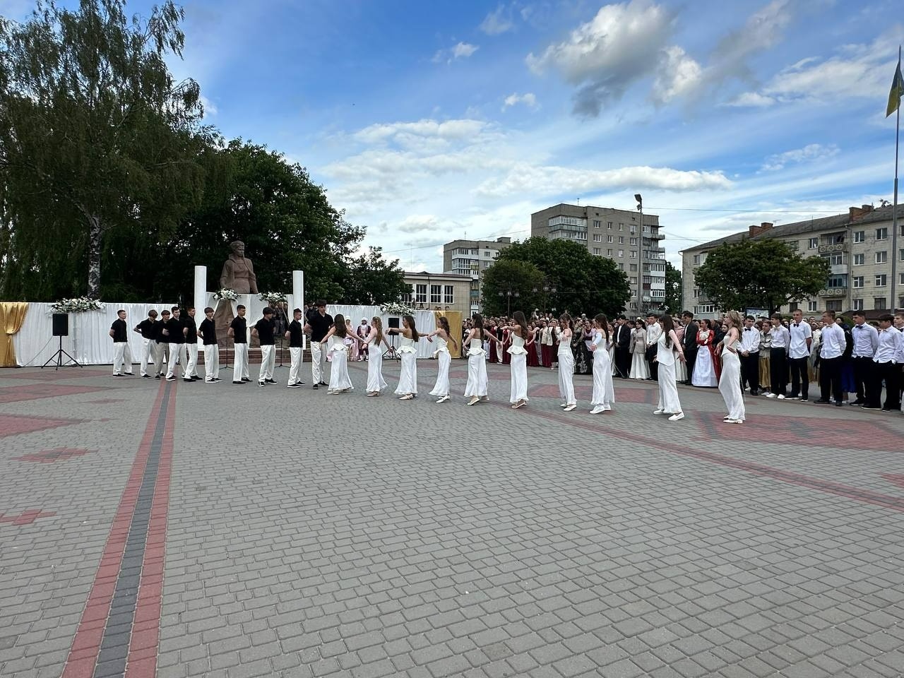 Бал випускників на площі Звягеля