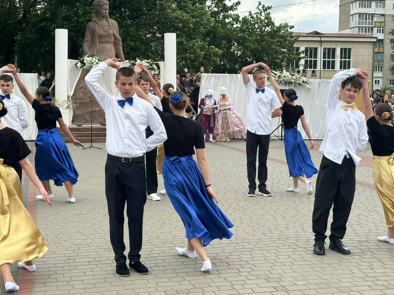 Бал випускників на площі Звягеля