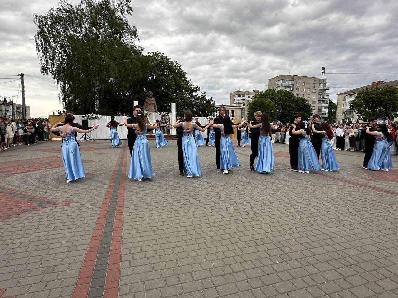 Бал випускників на площі Звягеля