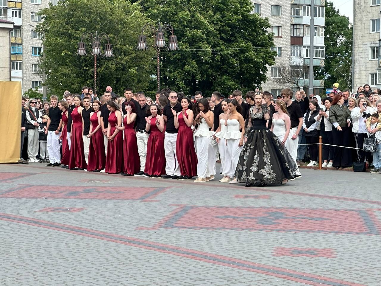 Бал випускників на площі Звягеля
