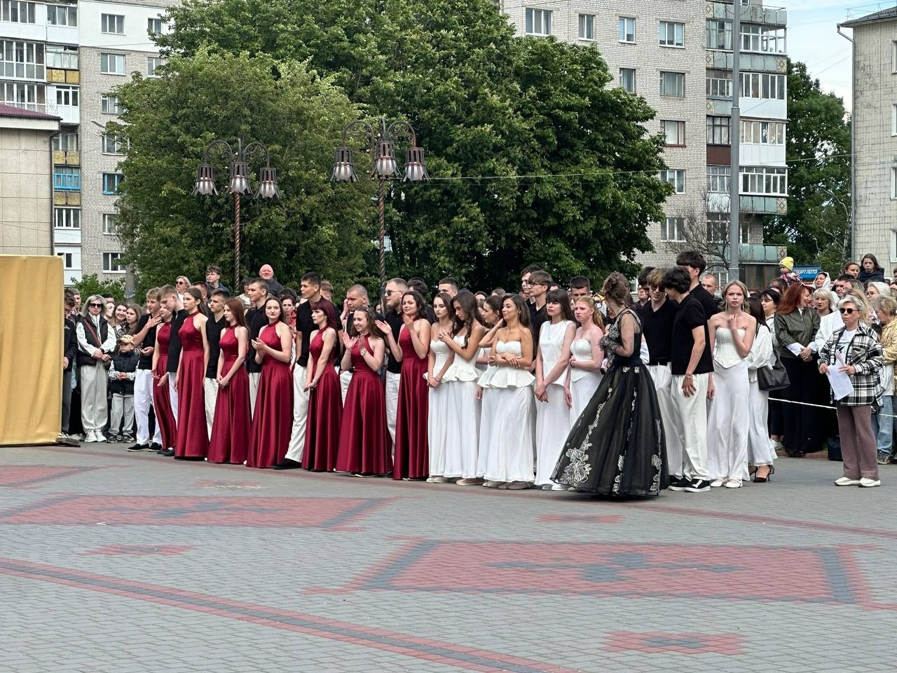 Бал випускників на площі Звягеля