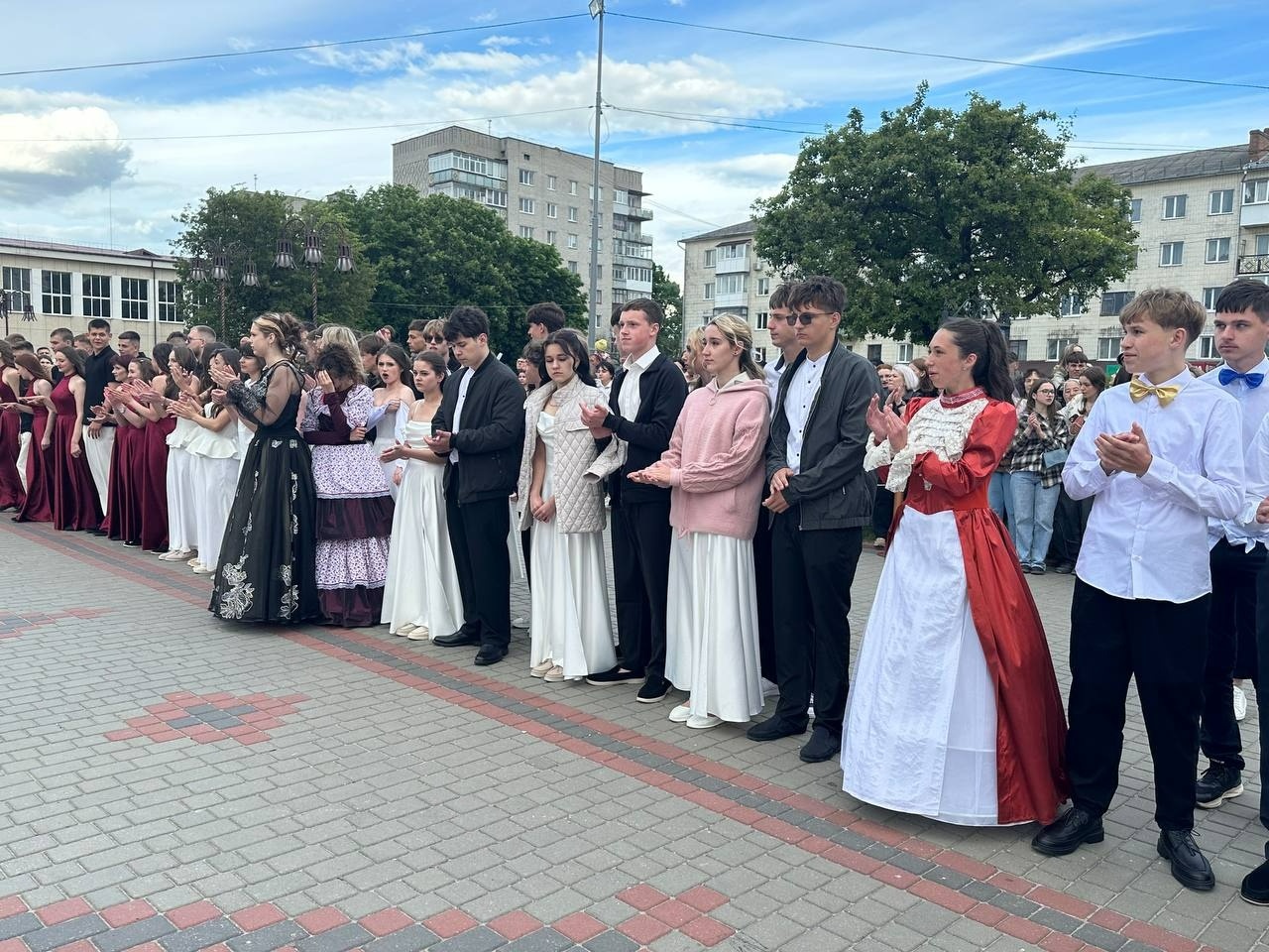 Бал випускників на площі Звягеля