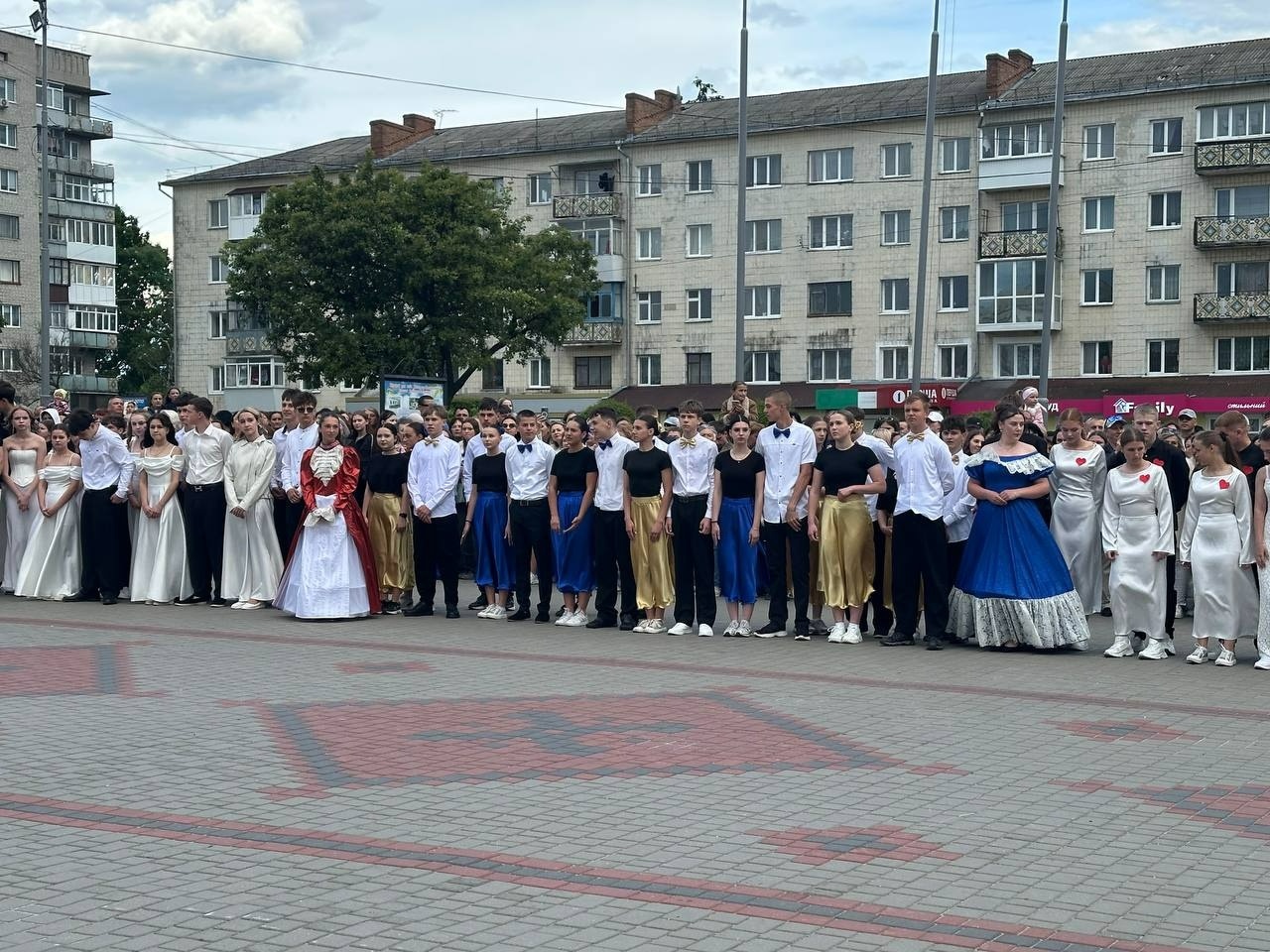 Бал випускників на площі Звягеля
