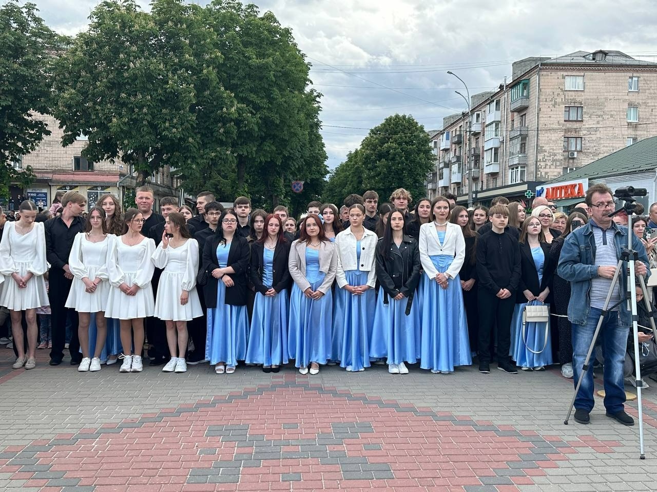 Бал випускників на площі Звягеля