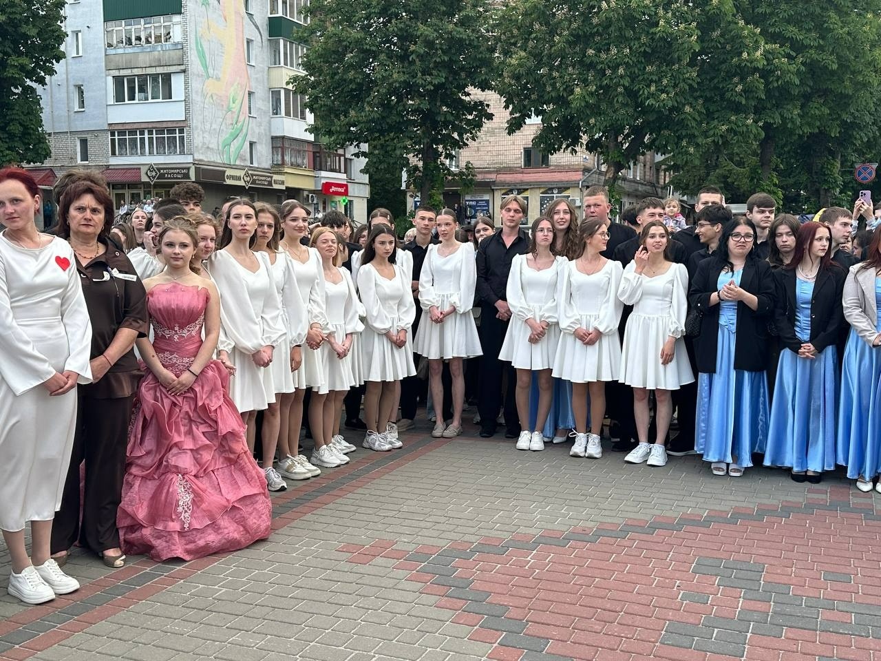 Бал випускників на площі Звягеля